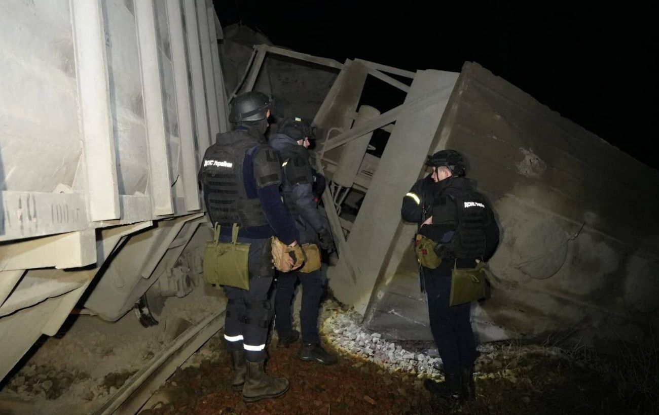 Зображення новини: Постраждали 4 залізничники: у ДСНС показали наслідки аварії з потягом біля Коростеня