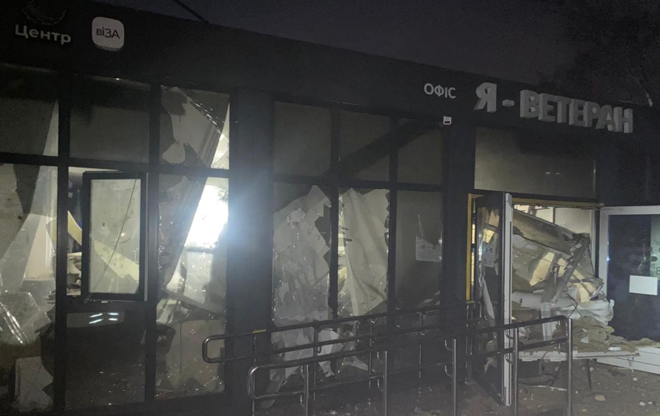 Зображення новини: Удар дронами по Кривому Рогу: зруйновано ЦНАП "Я-ВЕТЕРАН", пошкоджено "Візу"