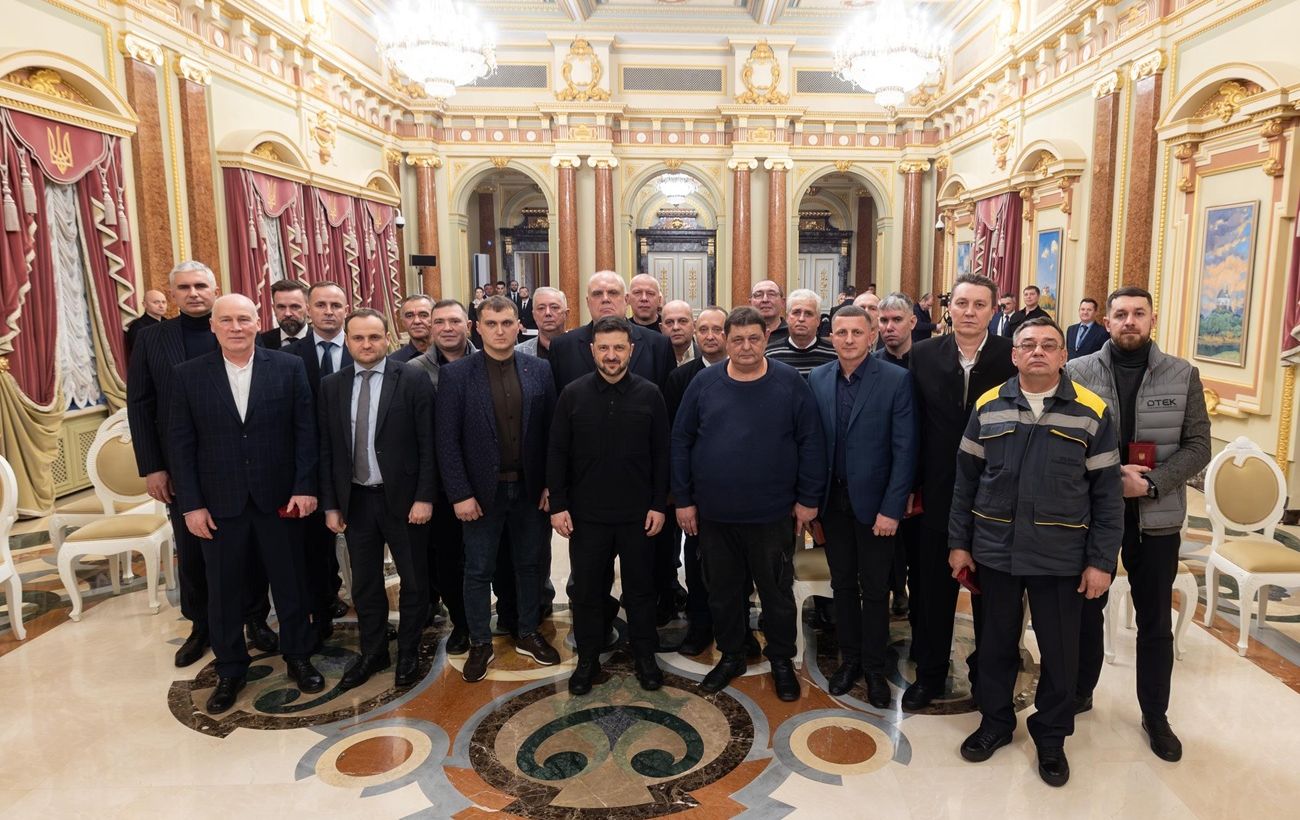 Зображення новини: Зеленський нагородив енергетиків ДТЕК за повернення світла після обстрілів