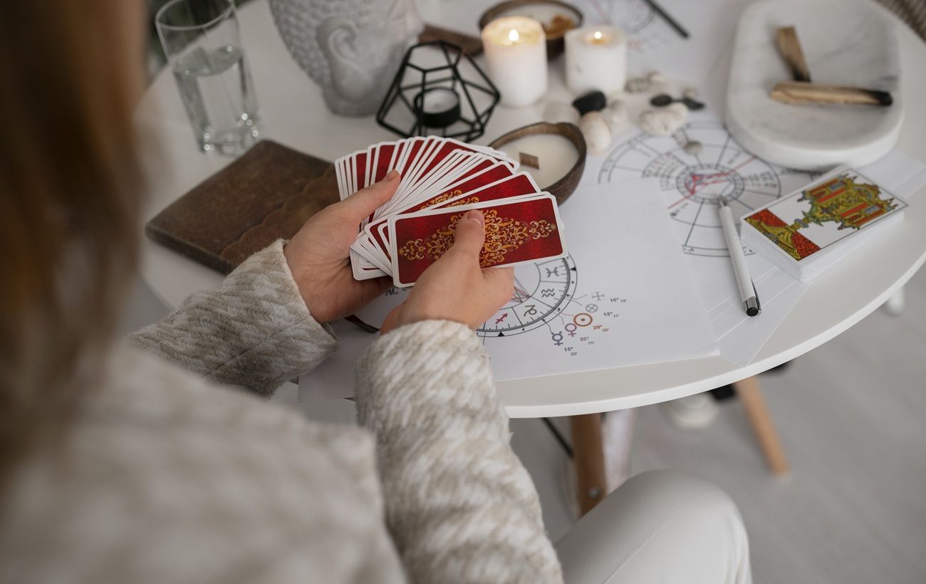 Зображення новини: Таро-гороскоп на 24 грудня: які знаки Зодіаку отримають шанс змінити хід подій