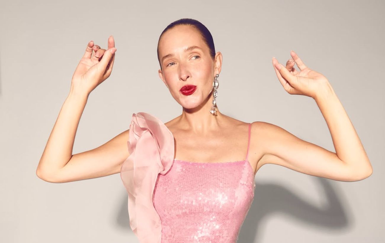 Зображення новини: Святкова елегантність: Осадча вибрала сукню з лелітками до Нового року 2026