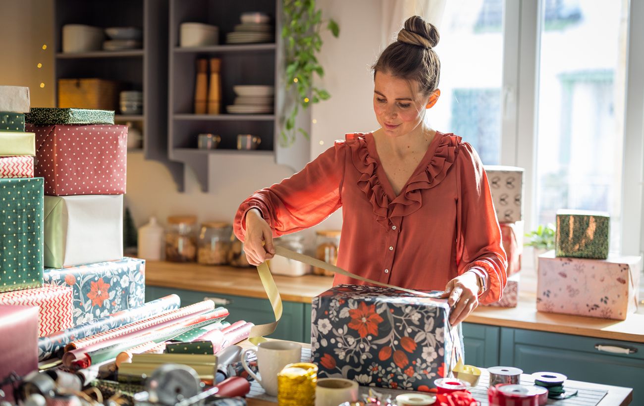 Зображення новини: Як красиво запакувати подарунки на Новий рік: поради експертки, яка працювала з королівською родиною