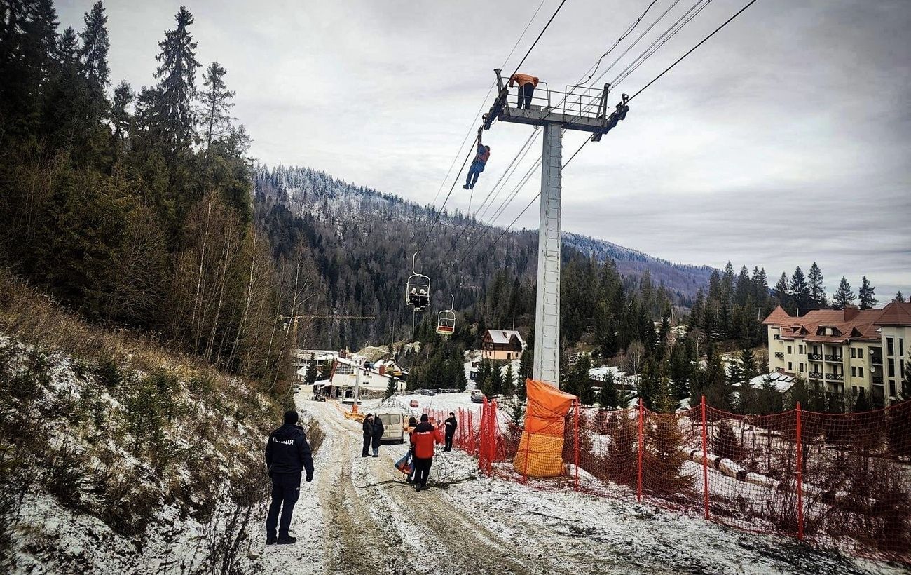 Зображення новини: У Карпатах 80 туристів застрягли на підйомнику