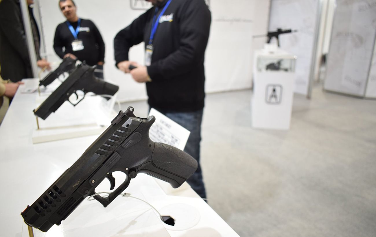 Зображення новини: "Дія" допомагає українцям оформляти дозволи на зброю