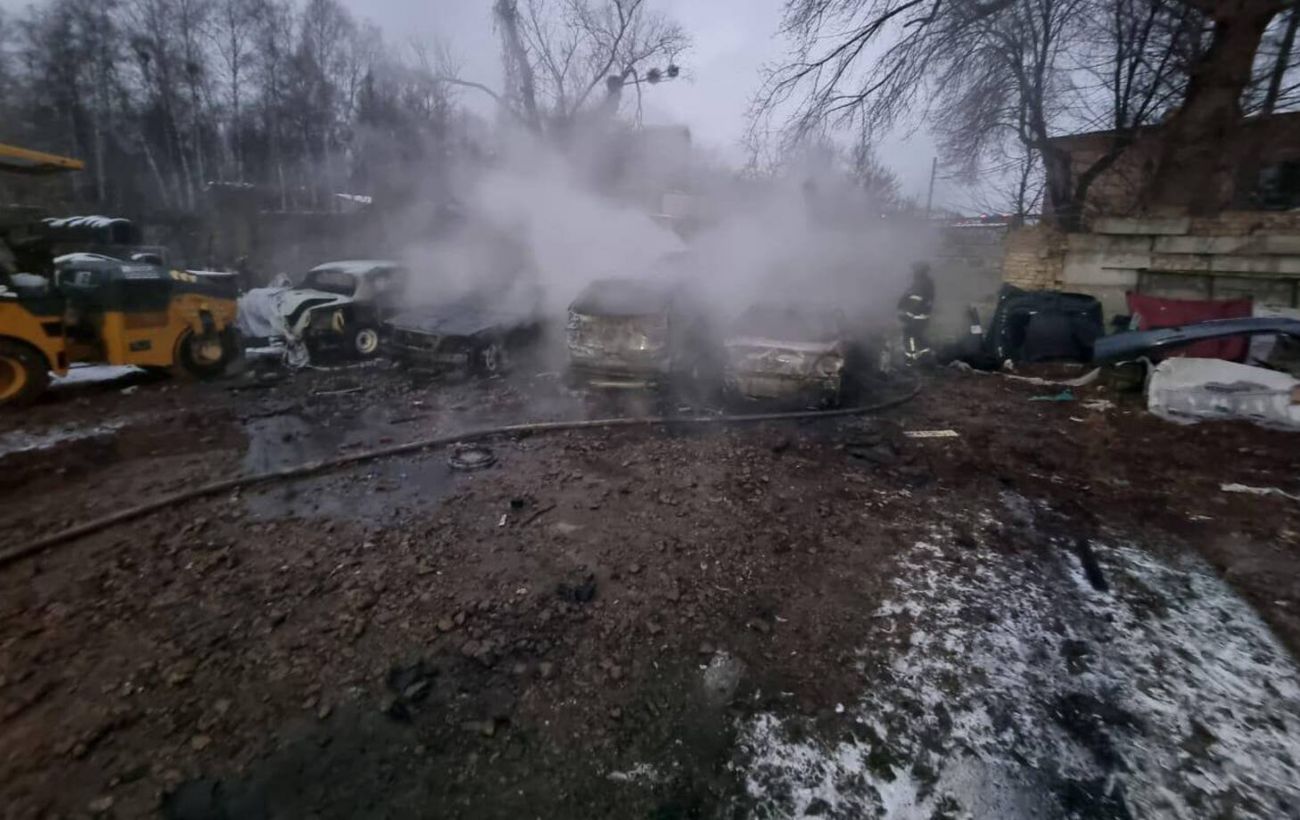 Зображення новини: Пожежі, пошкоджені авто та будинки: перші фото наслідків атаки РФ на Київ