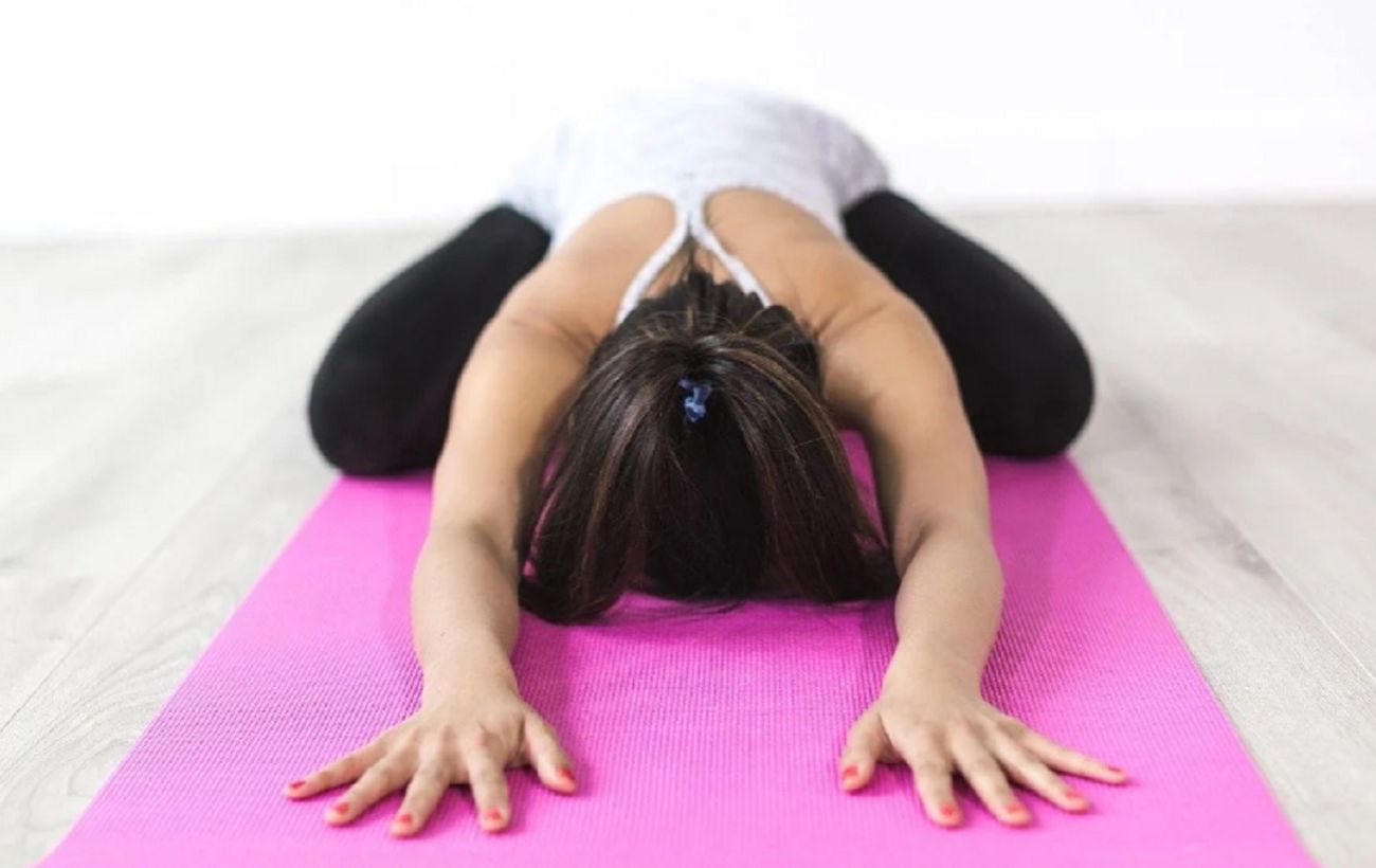 Зображення новини: Якщо переїли на свята: 5 простих вправ, які запустять шлунок і знімуть важкість