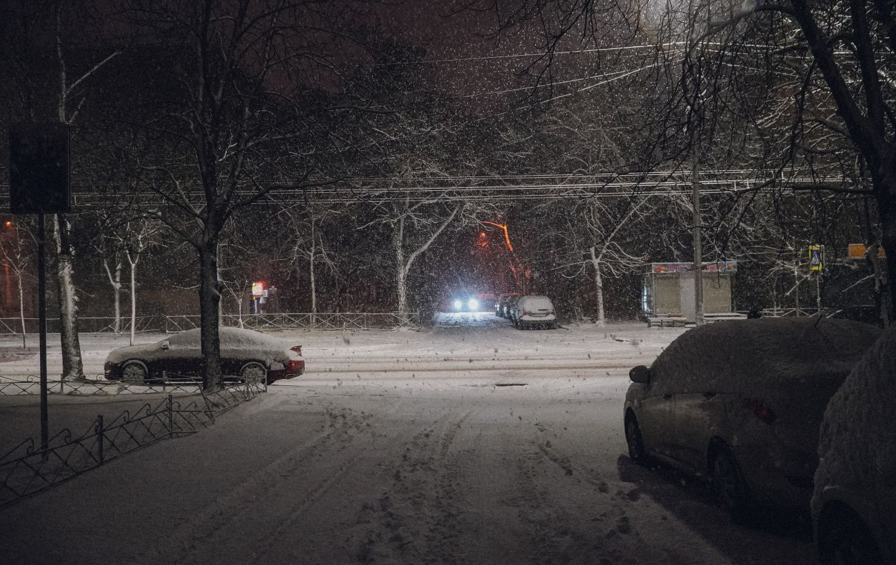 Зображення новини: Хуртовина у Києві: сотні одиниць спецтехніки борються зі снігом та обробляють дороги