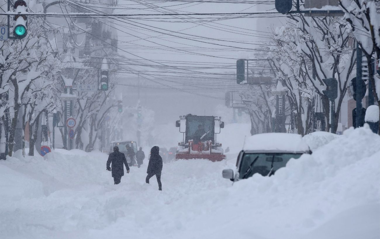 Зображення новини: Негода паралізувала дороги Франківщини: рятувальники евакуювали десятки людей (відео)