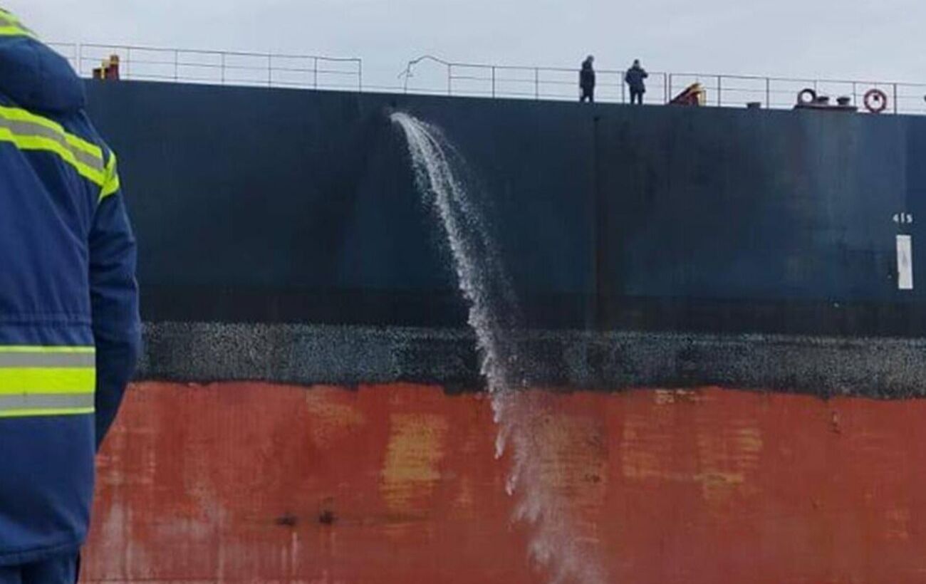 Зображення новини: РФ атакувала цивільні судна біля українських портів, є поранені