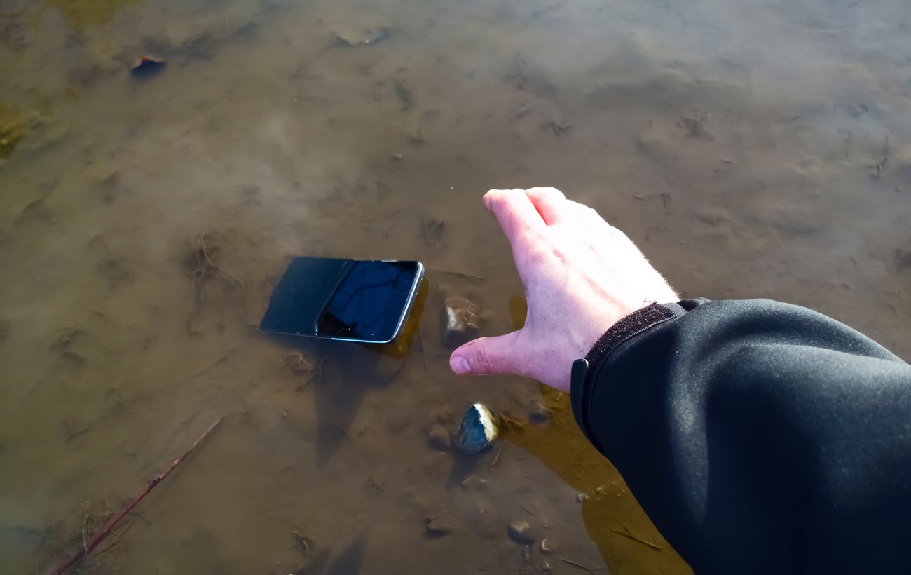 Зображення новини: Телефон упав у воду? Експерти пояснили, як його правильно сушити, і чому рис тут не допоможе