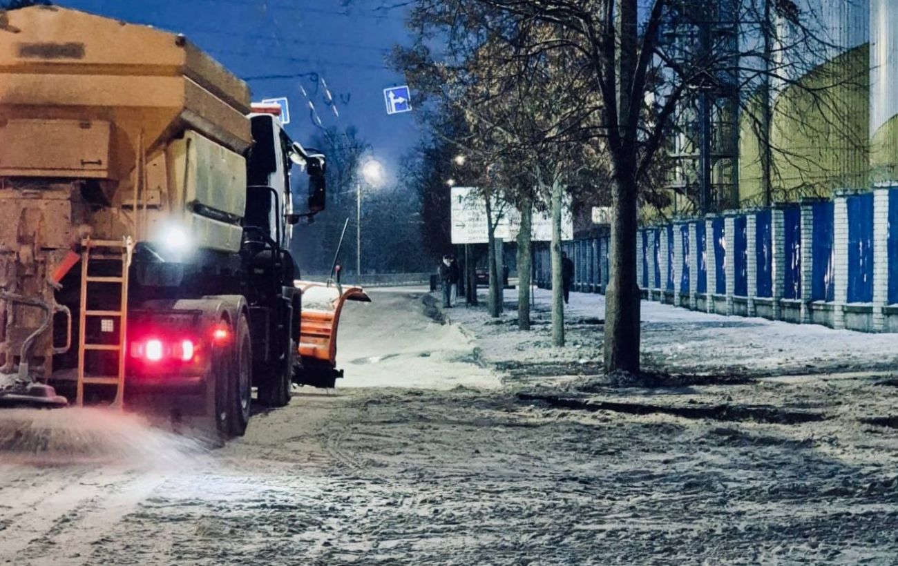 Зображення новини: На дороги Дніпра висипали сотні тон піску для запобігання екологічного шкоди