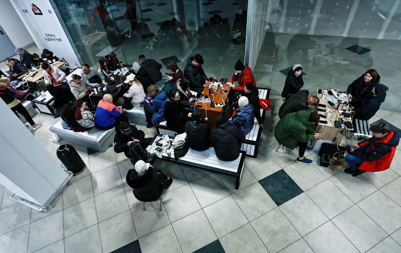 Зображення новини: Екстренно та за графіком: кому і як вимикатимуть світло сьогодні (повний список)