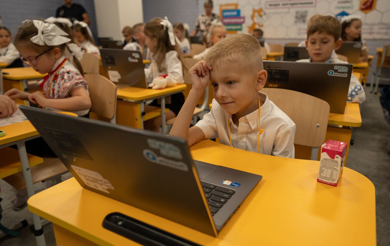 Зображення новини: Повернення дітей за парти. Як будуть відбудовувати школи в Україні: пояснення МОН