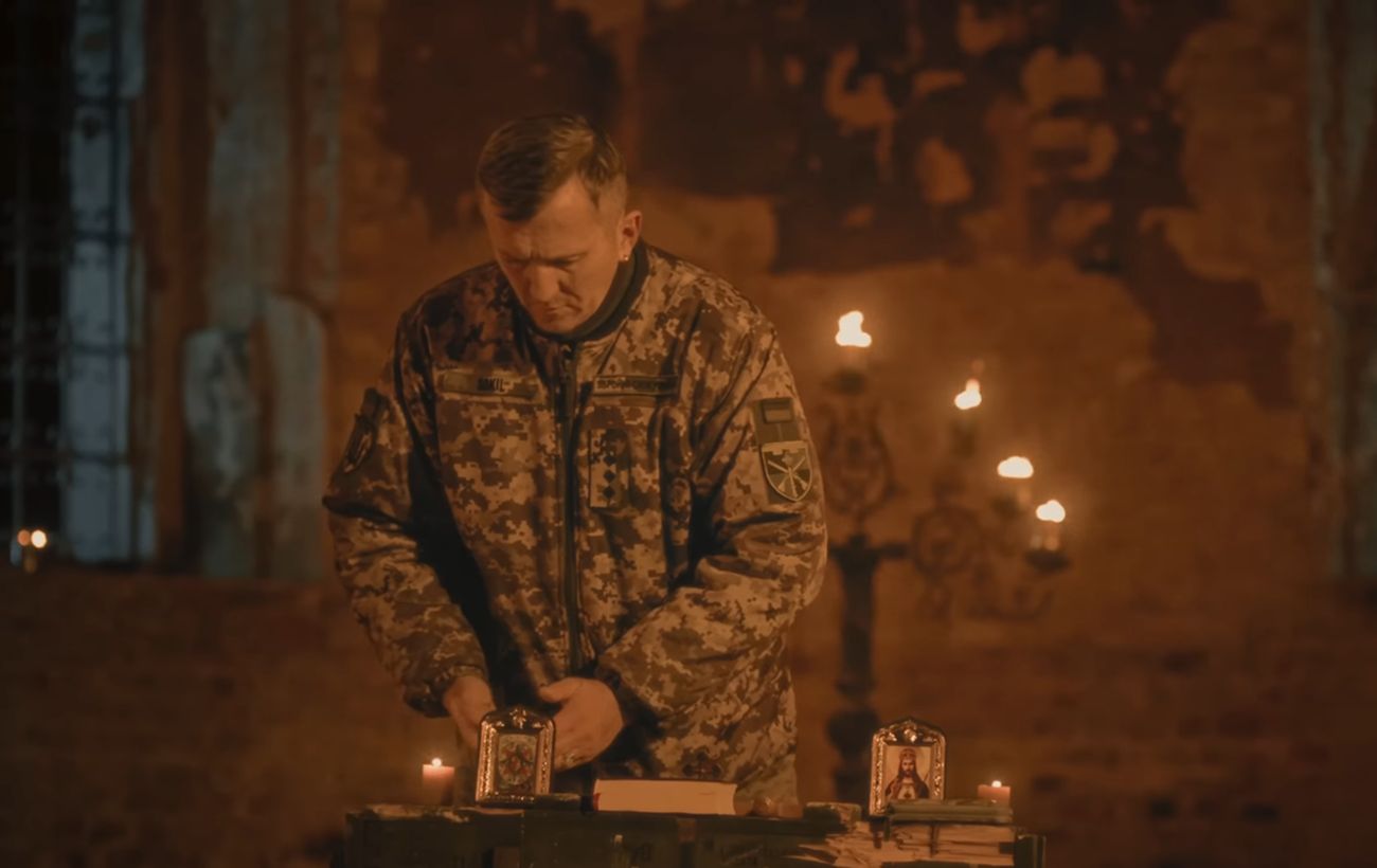 Зображення новини: Молитва серед руїн храму: українські військові випустили кліп, який розриває душу (відео)