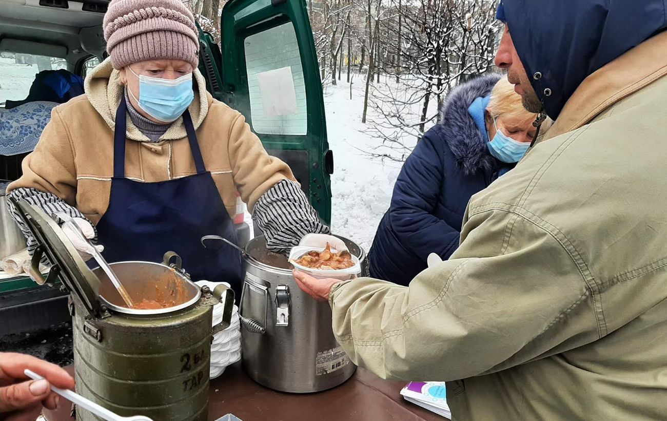 Зображення новини: Гарячі обіди й підтримка: кому, де і як безкоштовно допомагають у Києві взимку