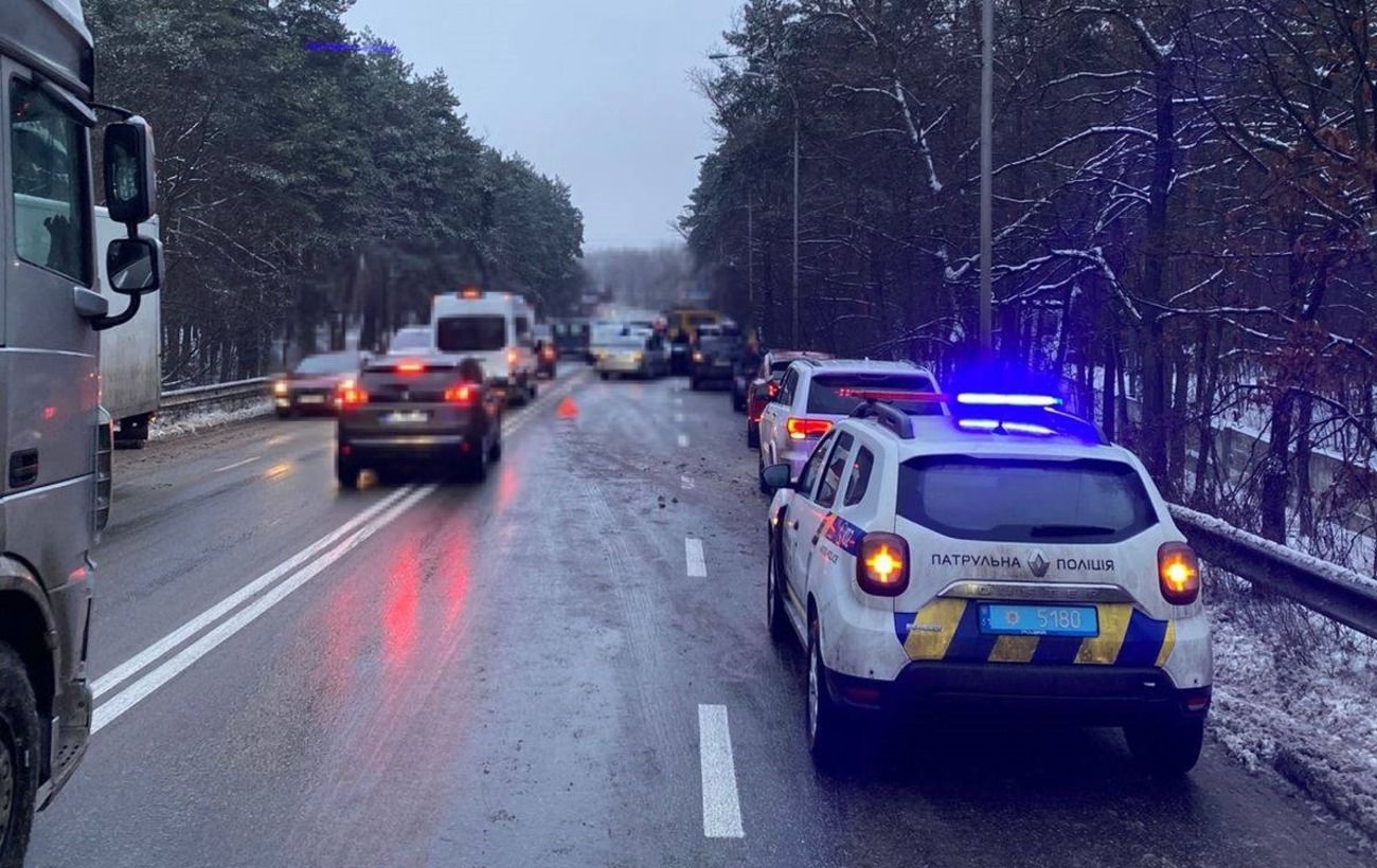 Зображення новини: Масштабна ДТП з 13 автівок паралізувала рух у бік Вишгорода (фото)