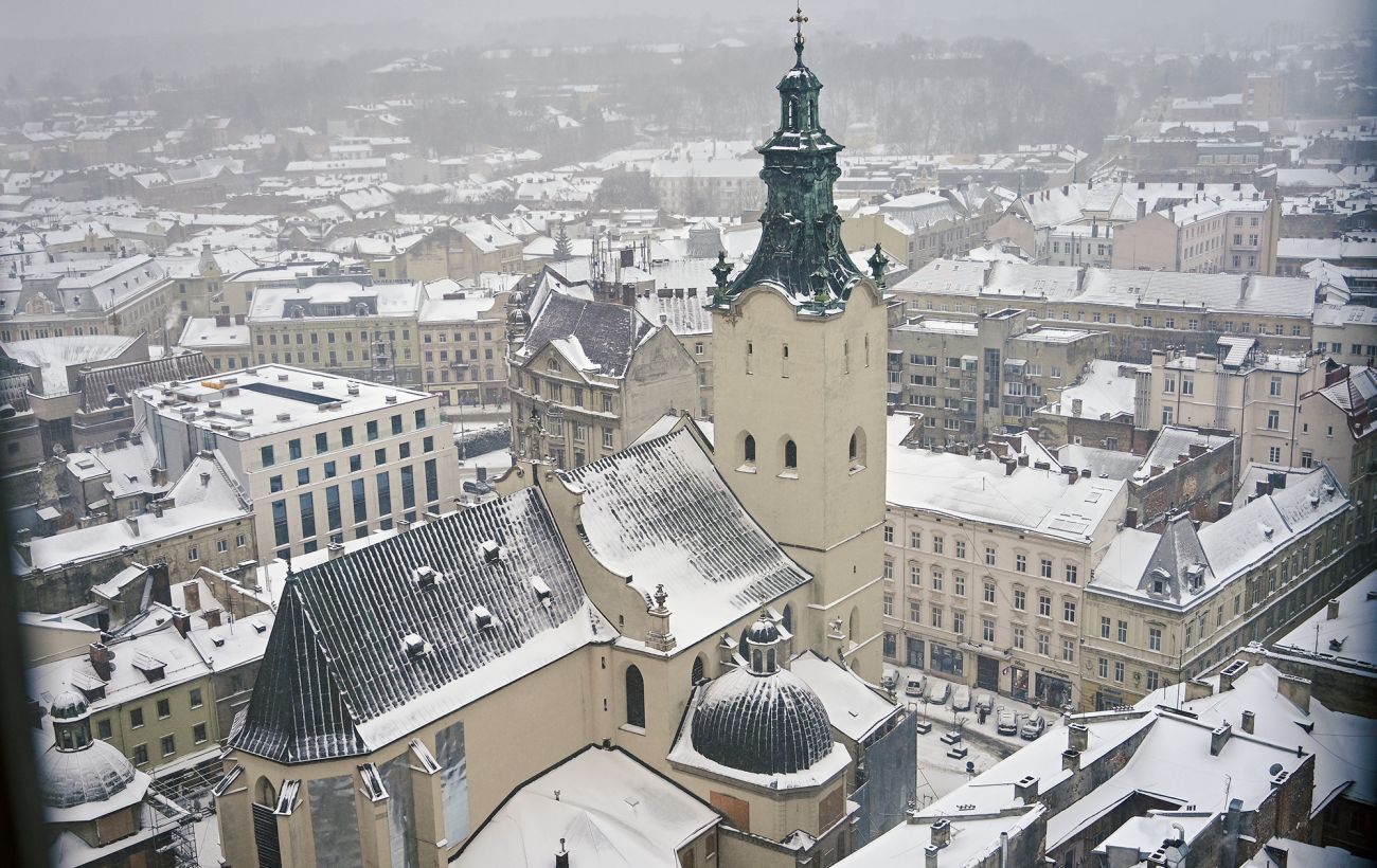 Зображення новини: У центрі Львова розбиті вітражі у храмі святих Ольги та Єлизавети після удару Росії (відео)