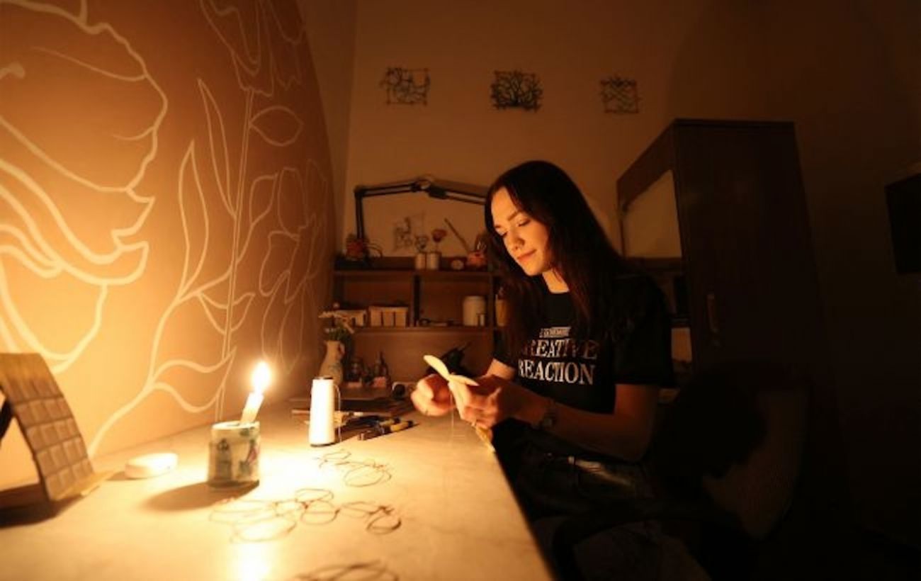 Зображення новини: Канікули продовжать, будинки - на лінії "критички", а комендантську годину змінять: все про НС в енергетиці