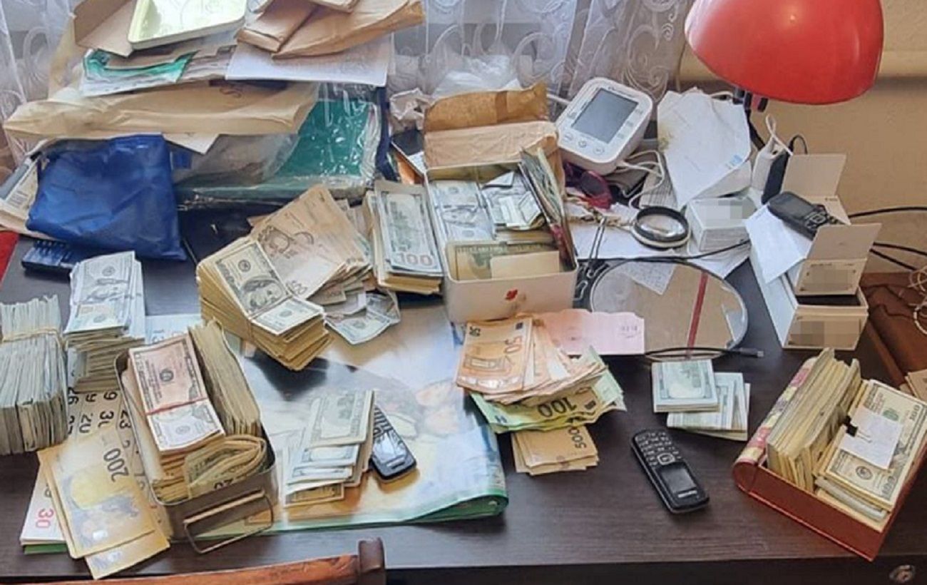 Зображення новини: СБУ викрила схему ухилення від мобілізації: у голови ВЛК знайшли 300 тисяч доларів