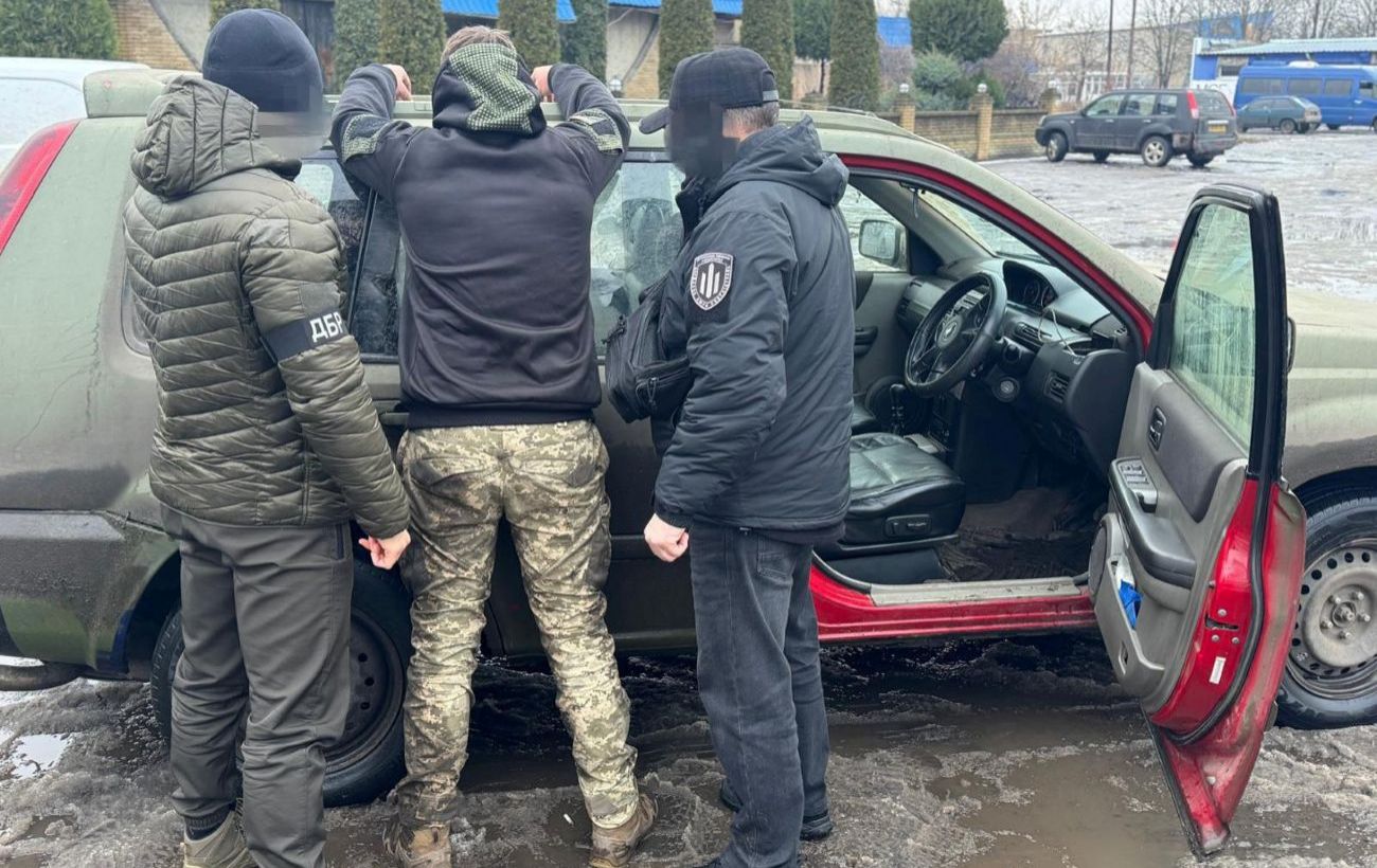 Зображення новини: На Донеччині військовий продавав зброю: вдома у нього знайшли 500 дронів