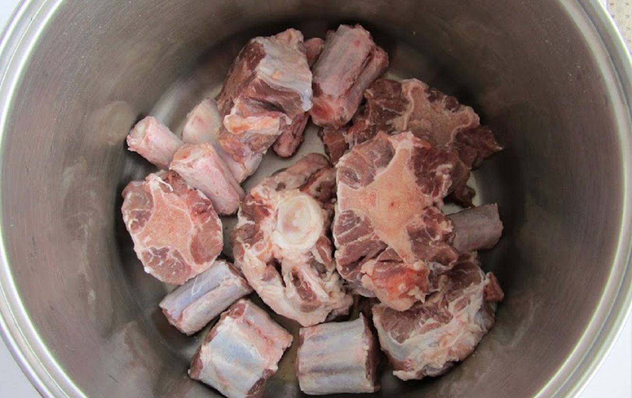 Зображення новини: Чи потрібно мити м’ясо на бульйон і як зварити його ідеальним