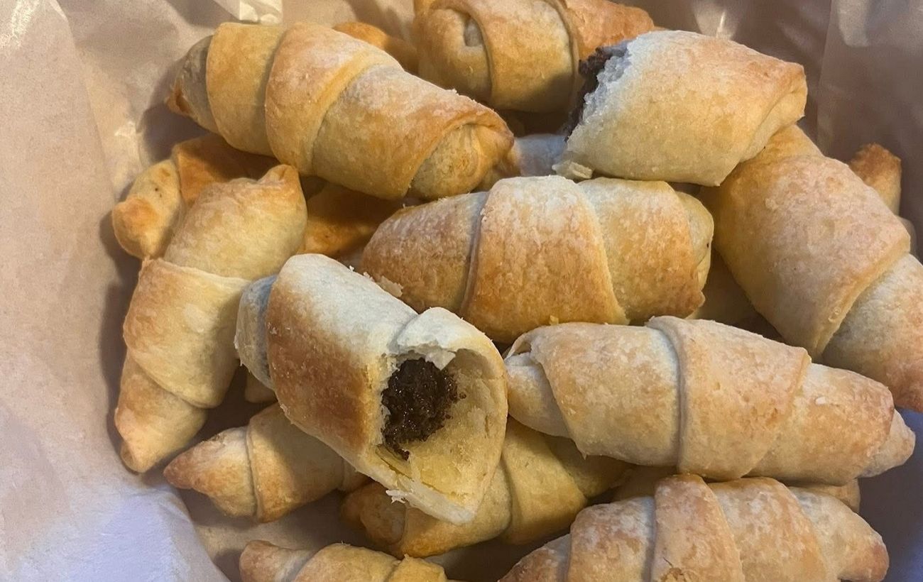 Зображення новини: Змітають зі столу за 5 хвилин: домашні рогалики з мінімуму інгредієнтів