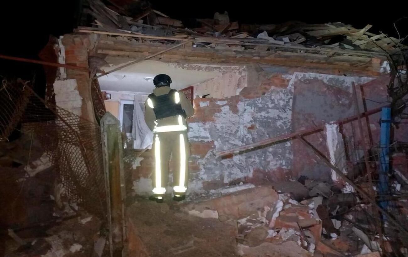 Зображення новини: Рятувальники показали кадри із Сум після удару авіабомбами РФ