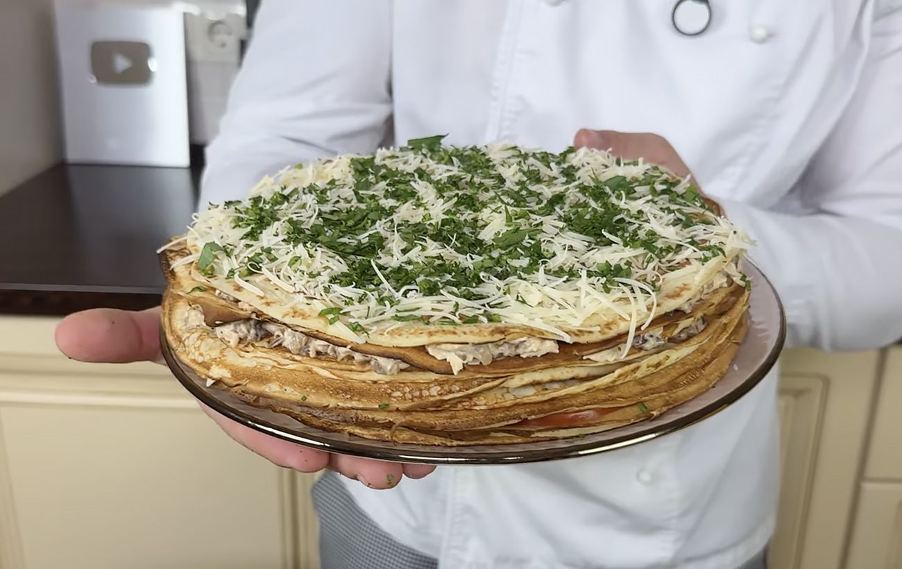 Зображення новини: Їжте млинці по-новому: рецепт солоного торта зі смачною начинкою