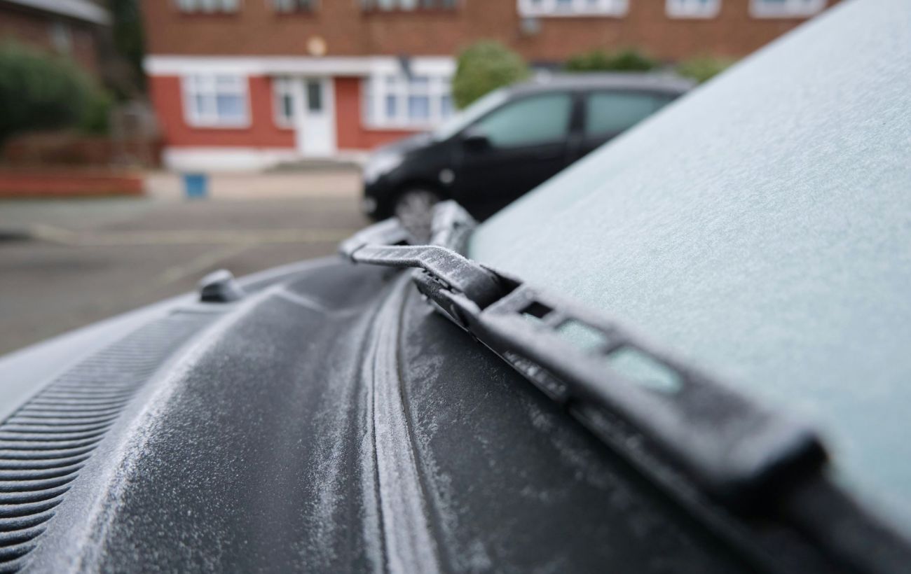 Зображення новини: Двірники примерзли до скла: як за 2 хвилини очистити лід, не пошкодивши гуму