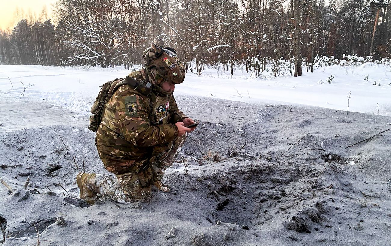 Зображення новини: На Рівненщині ''Шахеди'' скидали вибухівку біля залізниці: у поліції показали фото