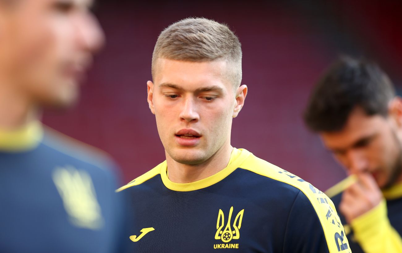 Зображення новини: Довбик ліг під ніж та показався на милицях: надовго поза грою