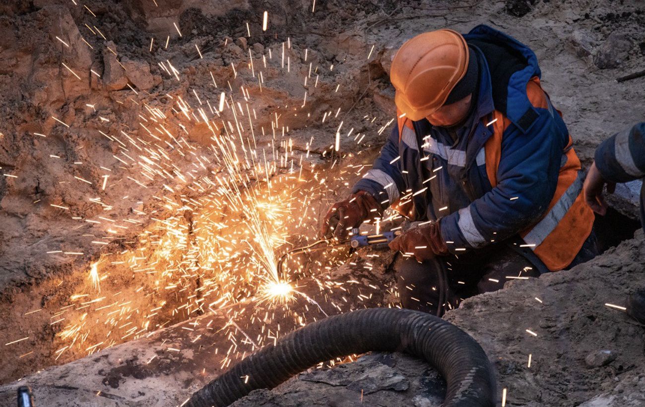 Зображення новини: Працювали по кілька діб без перерви: у Києві під час виклику помер слюсар