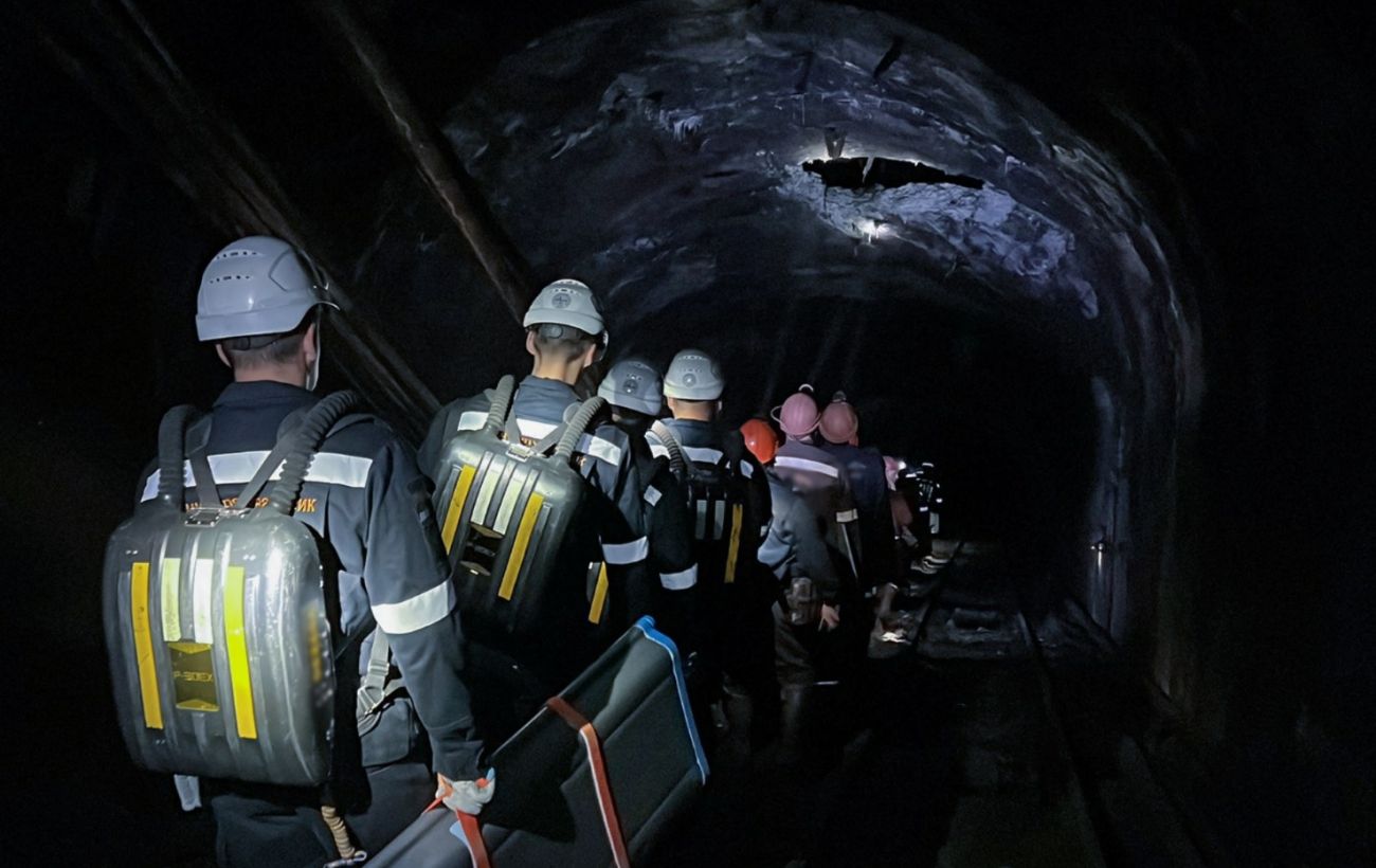Зображення новини: У Кривому Розі через удари РФ без світла лишились дві шахти: фото евакуації