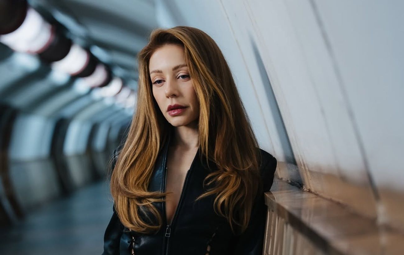 Зображення новини: Кароль влаштувала ефектний фотосет в харківському метро: роковий стиль та елегантність