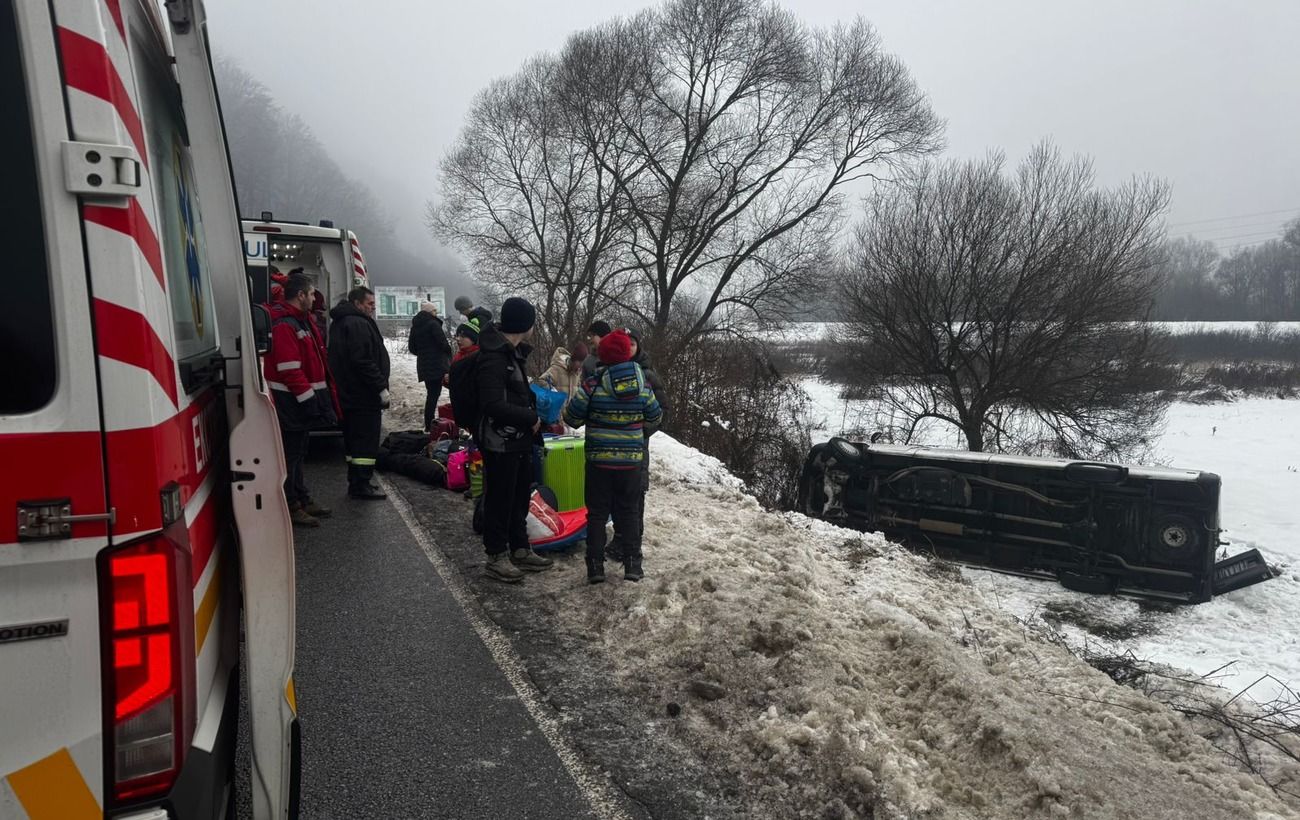 Зображення новини: На Закарпатті перекинувся автобус з дітьми: є постраждалі