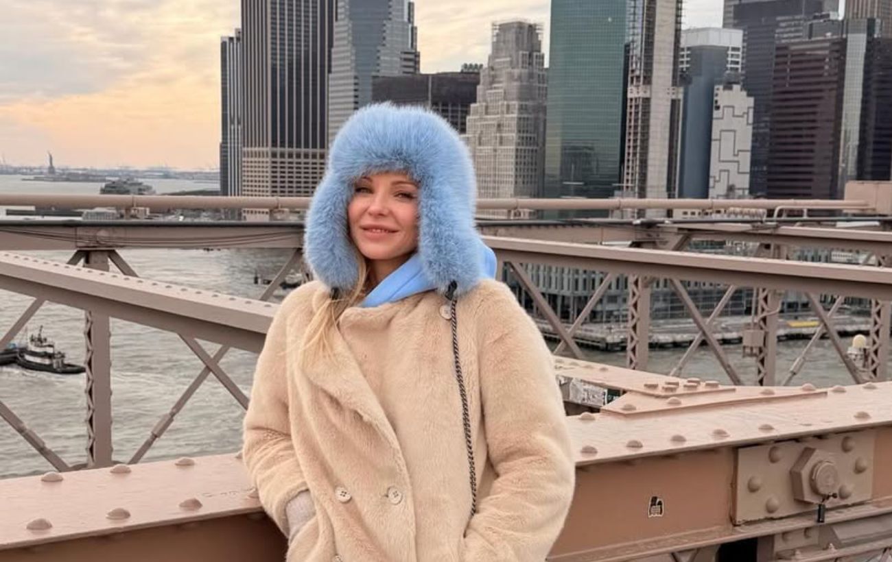 Зображення новини: Блакитна шапка-вушанка і пальто з екохутра: ідея зимового образу від Даші Трегубової