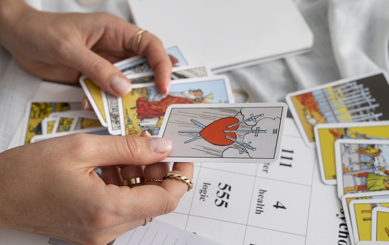 Зображення новини: Таро-гороскоп на лютий: кому обіцяють любов, зміни та виклики