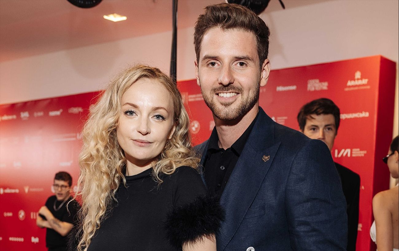 Зображення новини: Павло Текучев зізнався, чи ревнує дружину через поцілунки на сцені: "Були складні моменти"