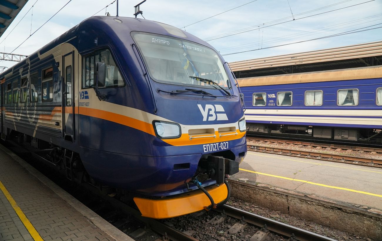 Зображення новини: Поїзди до Дніпра обмежують рух через обстріли: що треба знати пасажирам