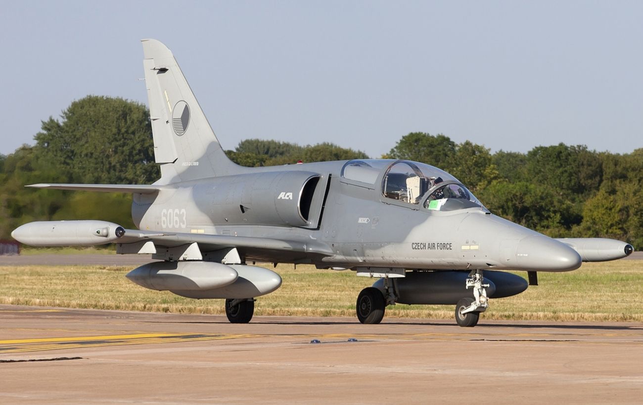 Зображення новини: У Чехії "покарали" генерала за бажання віддати літаки Україні