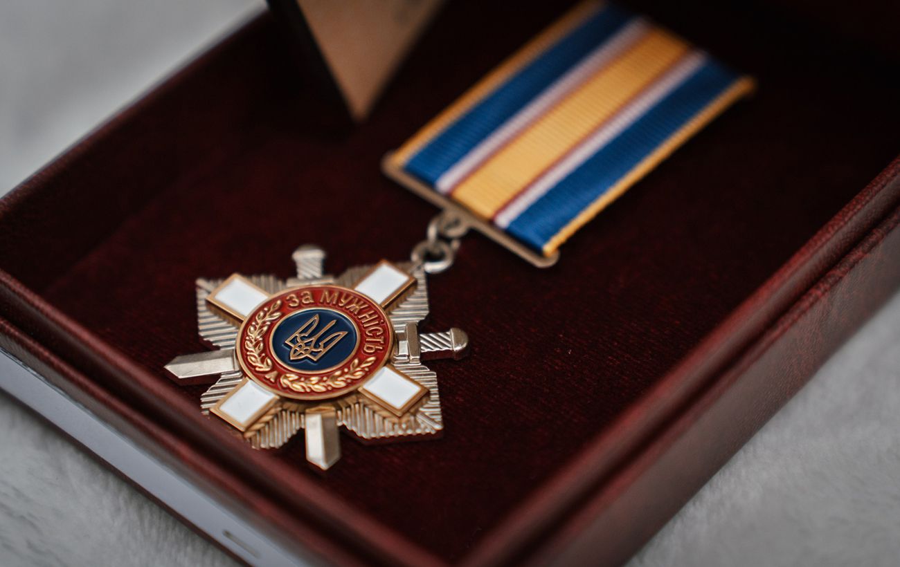 Зображення новини: Рятували дітей після обстрілів: Зеленський нагородив журналіста та військового орденами