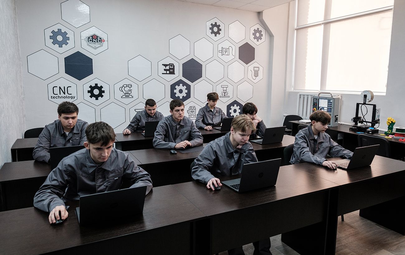 Зображення новини: Більше не "безкоштовна сила". В Україні для студентів вводять трудові договори: що це змінює