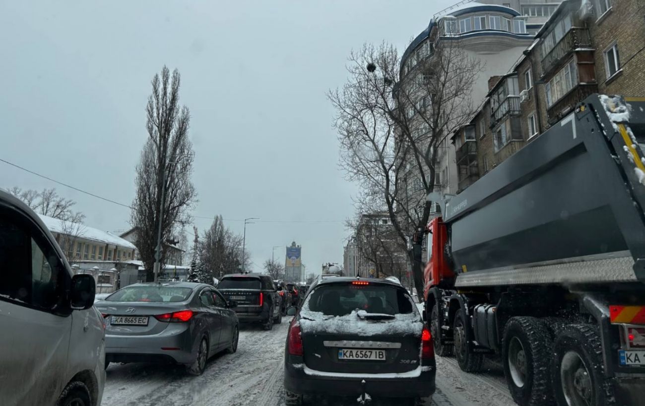 Зображення новини: Київ скували затори на тлі снігопаду: де найгірша ситуація