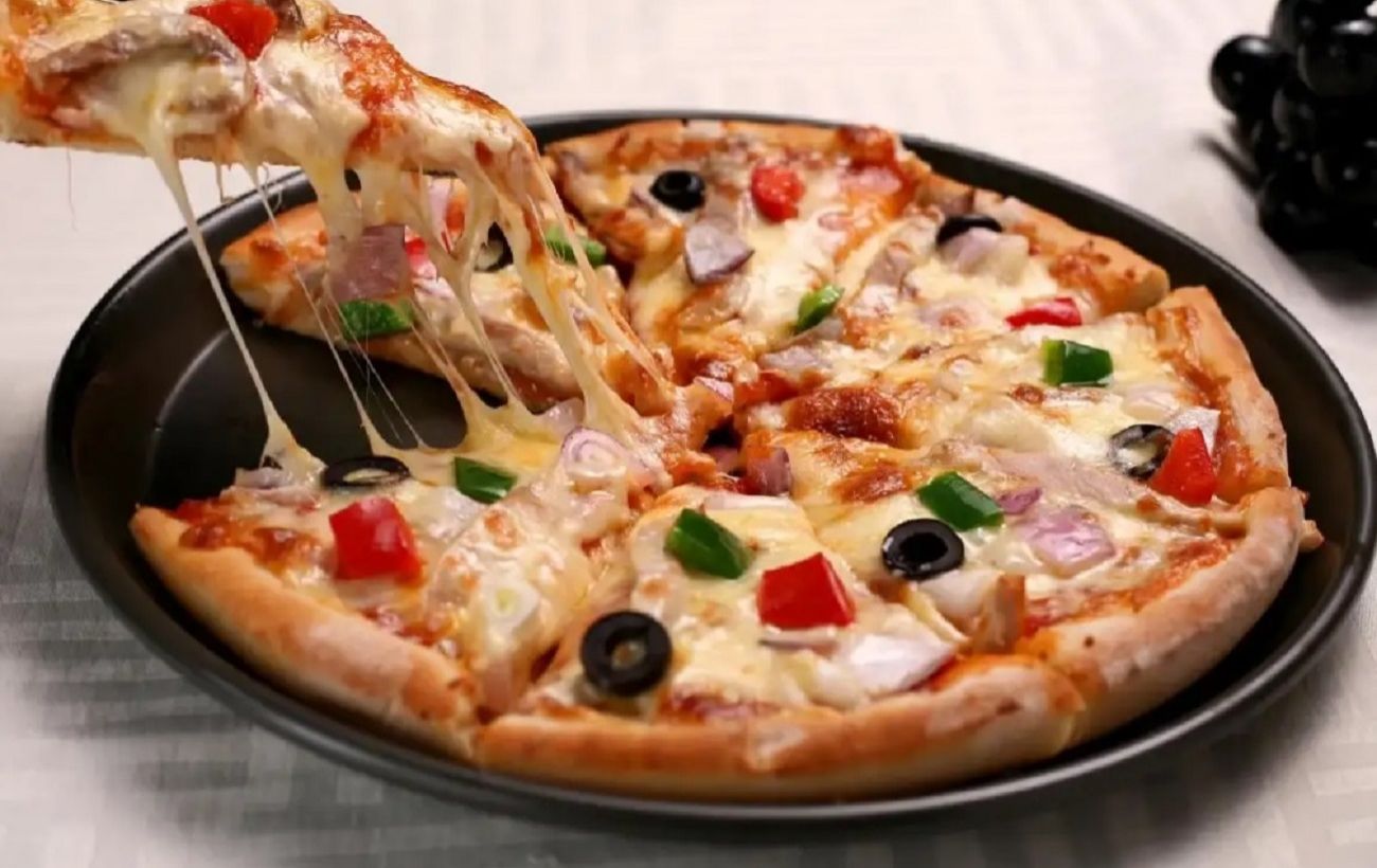 Зображення новини: Лінива піца за 10 хвилин: рецепт на сковороді, який "підірвав" соцмережі