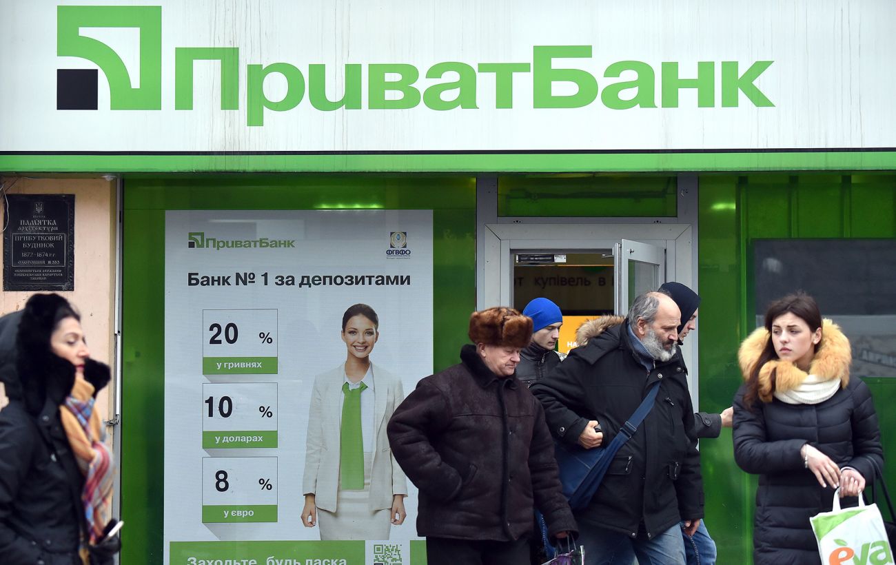 Зображення новини: ПриватБанк змінив ціну долара: де 6 лютого вигідніший курс - у касах чи в обмінниках