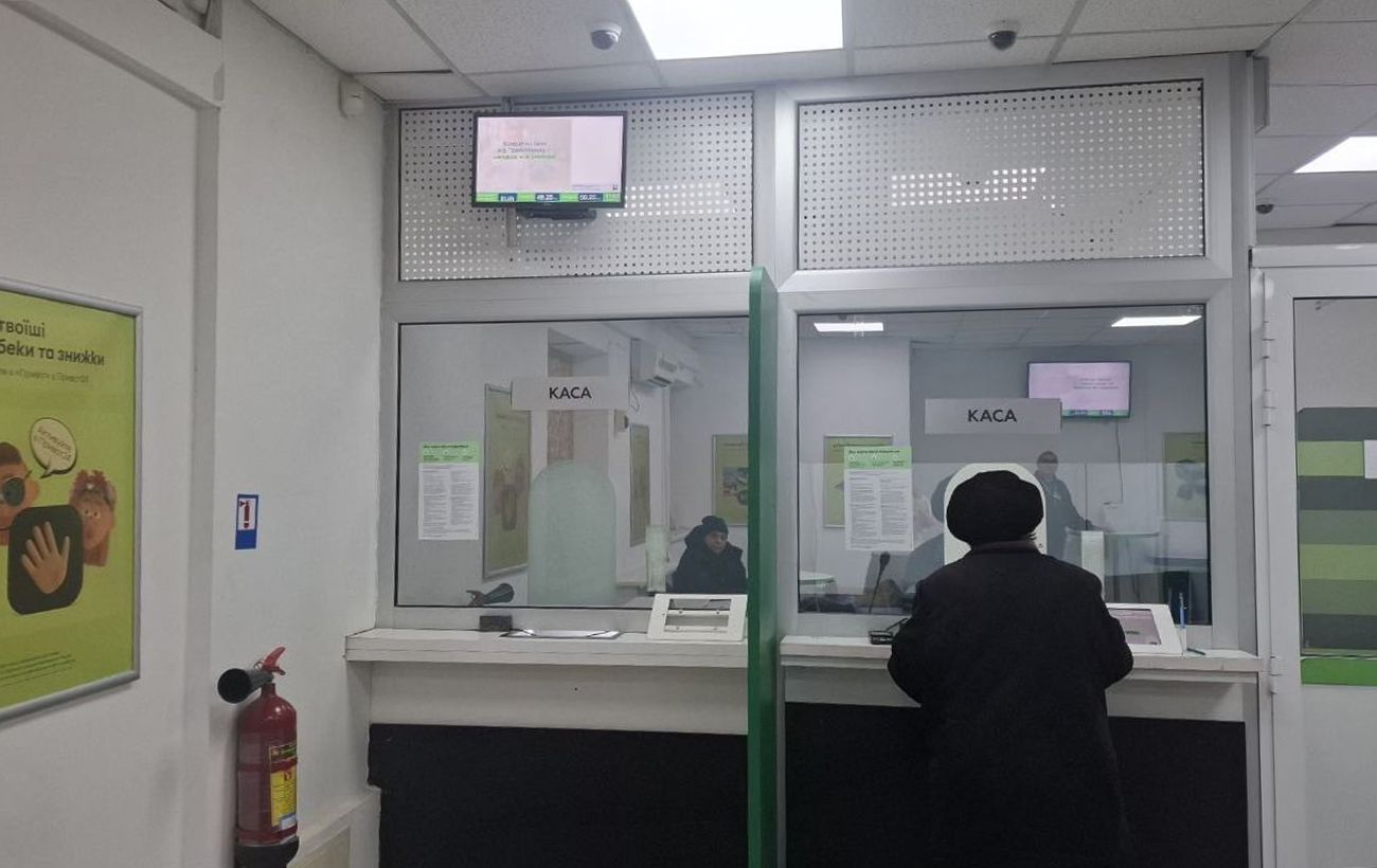 Зображення новини: НБУ знизив курс долара на понеділок: чи варто скуповувати валюту "на всі гроші"