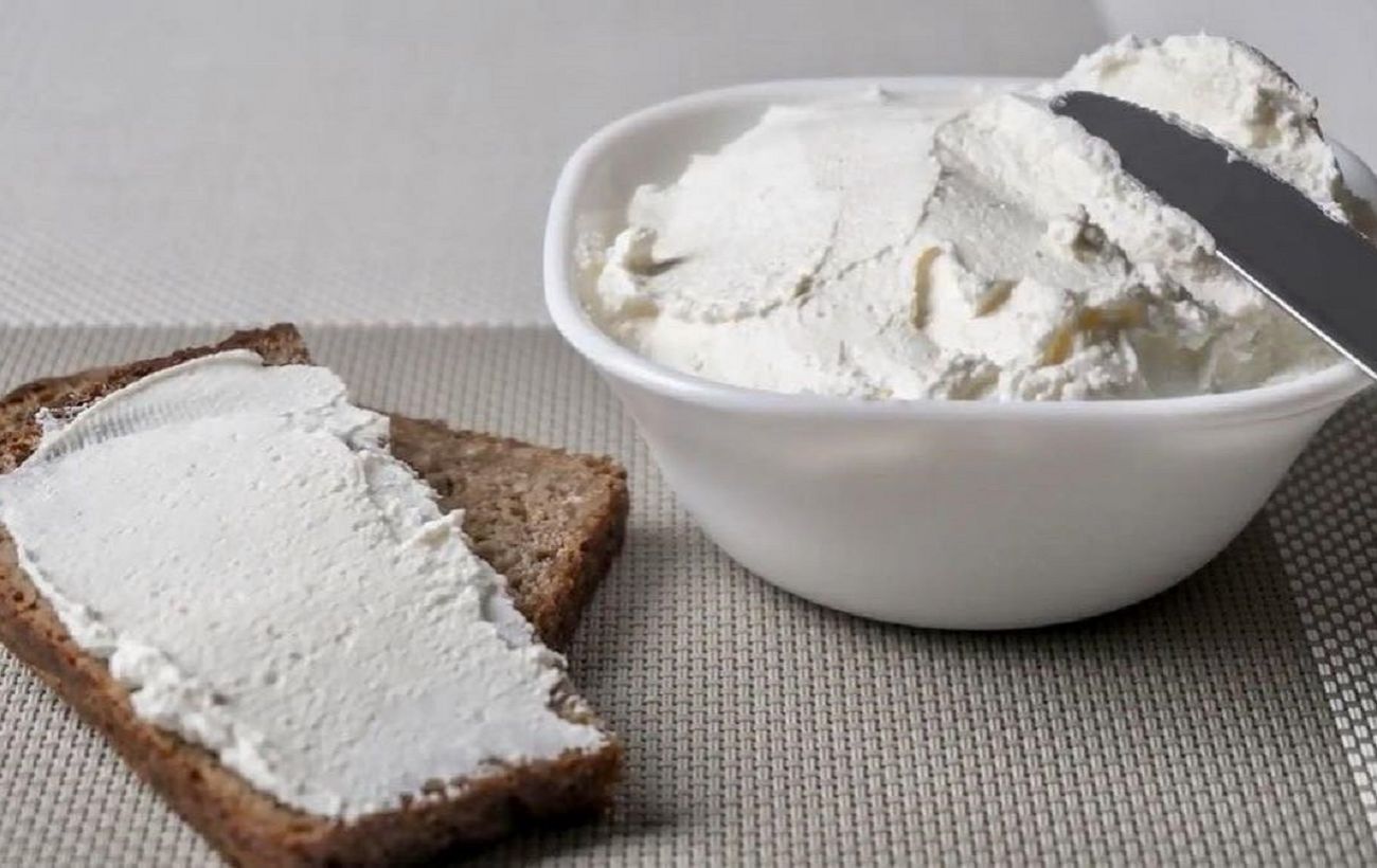 Зображення новини: Заморозьте кефір на ніч: ніжний вершковий сир за копійки