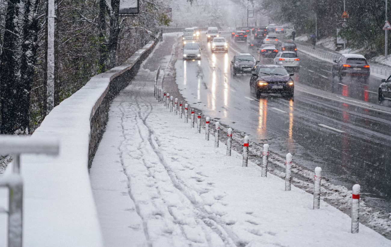 Зображення новини: У Києві на дорогах очікується сильна ожеледиця: водіям та пішоходам дали поради