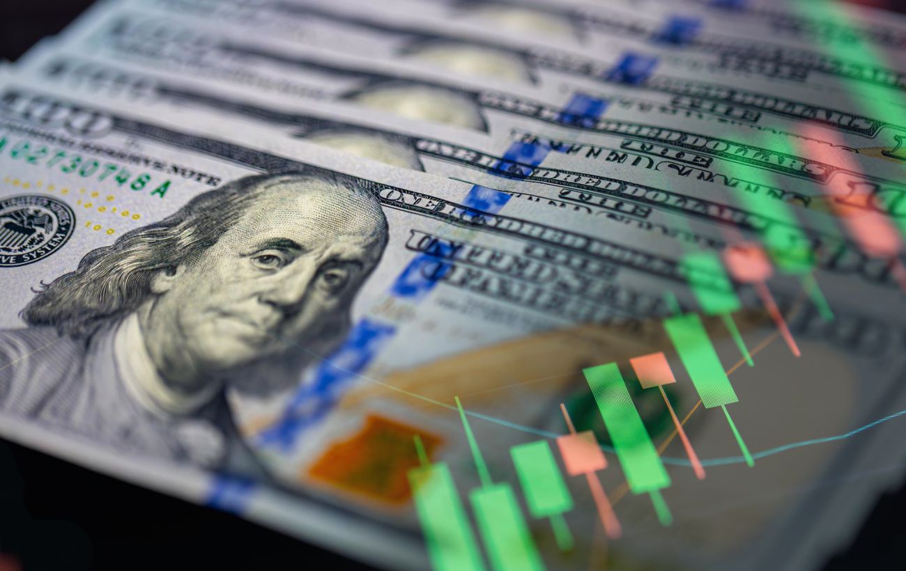 Зображення новини: Без різких стрибків? Чи втримається долар по 43 грн до кінця тижня і який можливий максимум