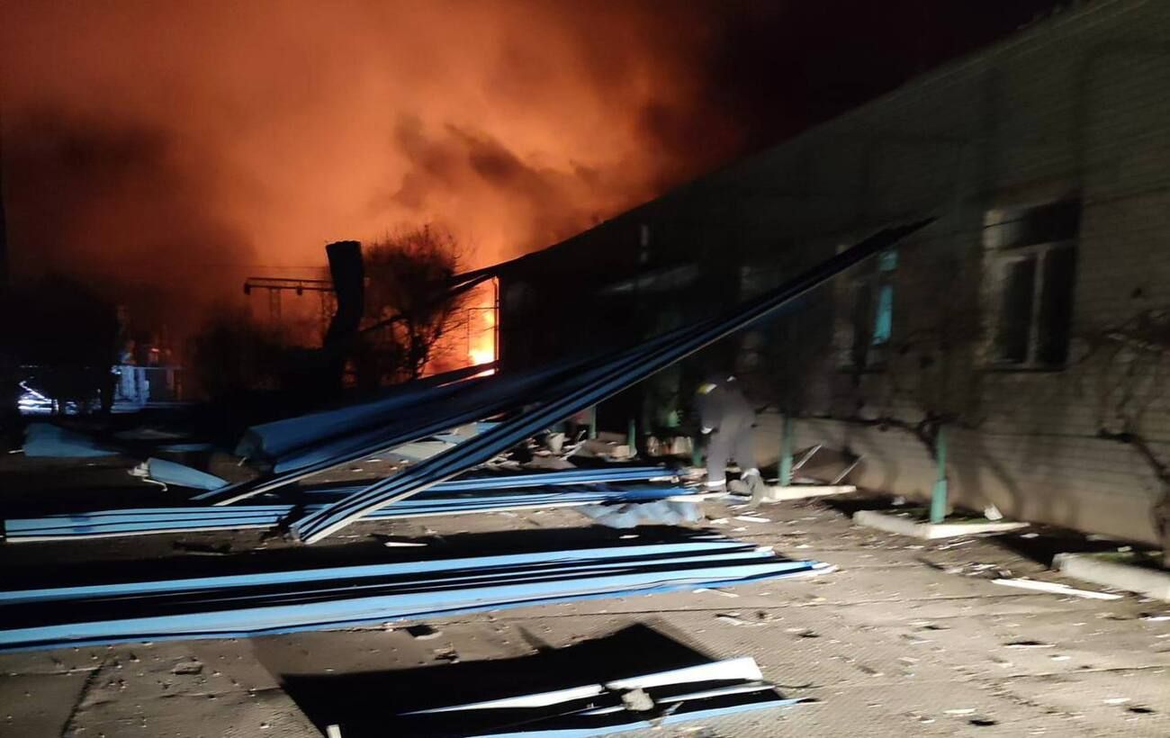 Зображення новини: РФ вночі завдала цинічного удару по критичній інфраструктурі Одещини: спалахнула пожежа